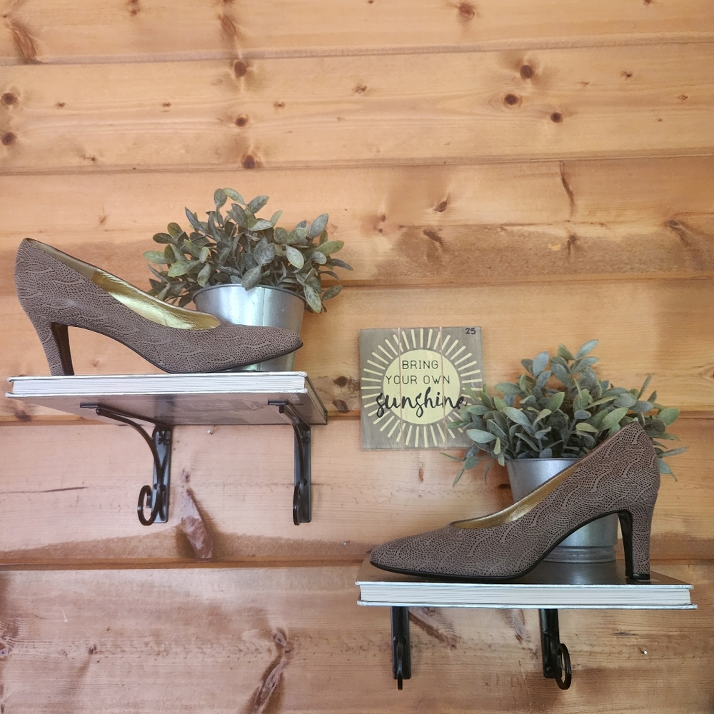 BRUNO MAGLI Vintage Italy Taupe Circle Emboss Leather Pump Designer Heels 7.5 AA